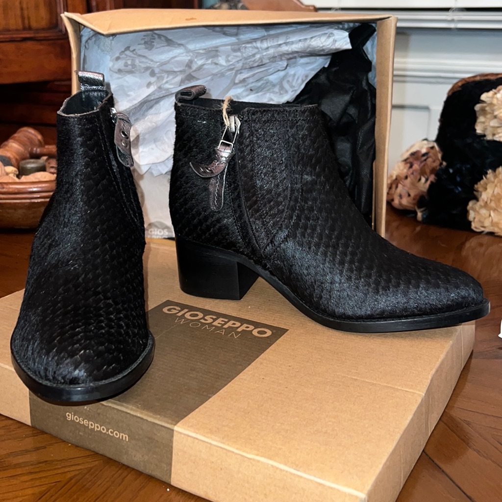 Beautiful $228 Leather Calf- Hair Boots. Bnib